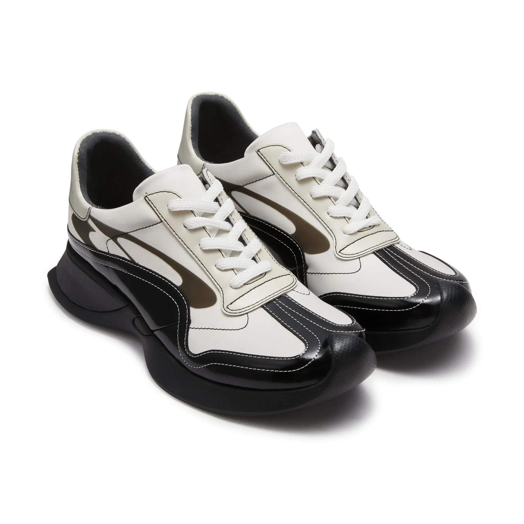 Black and White Retro Running Shoes with Raised Toes