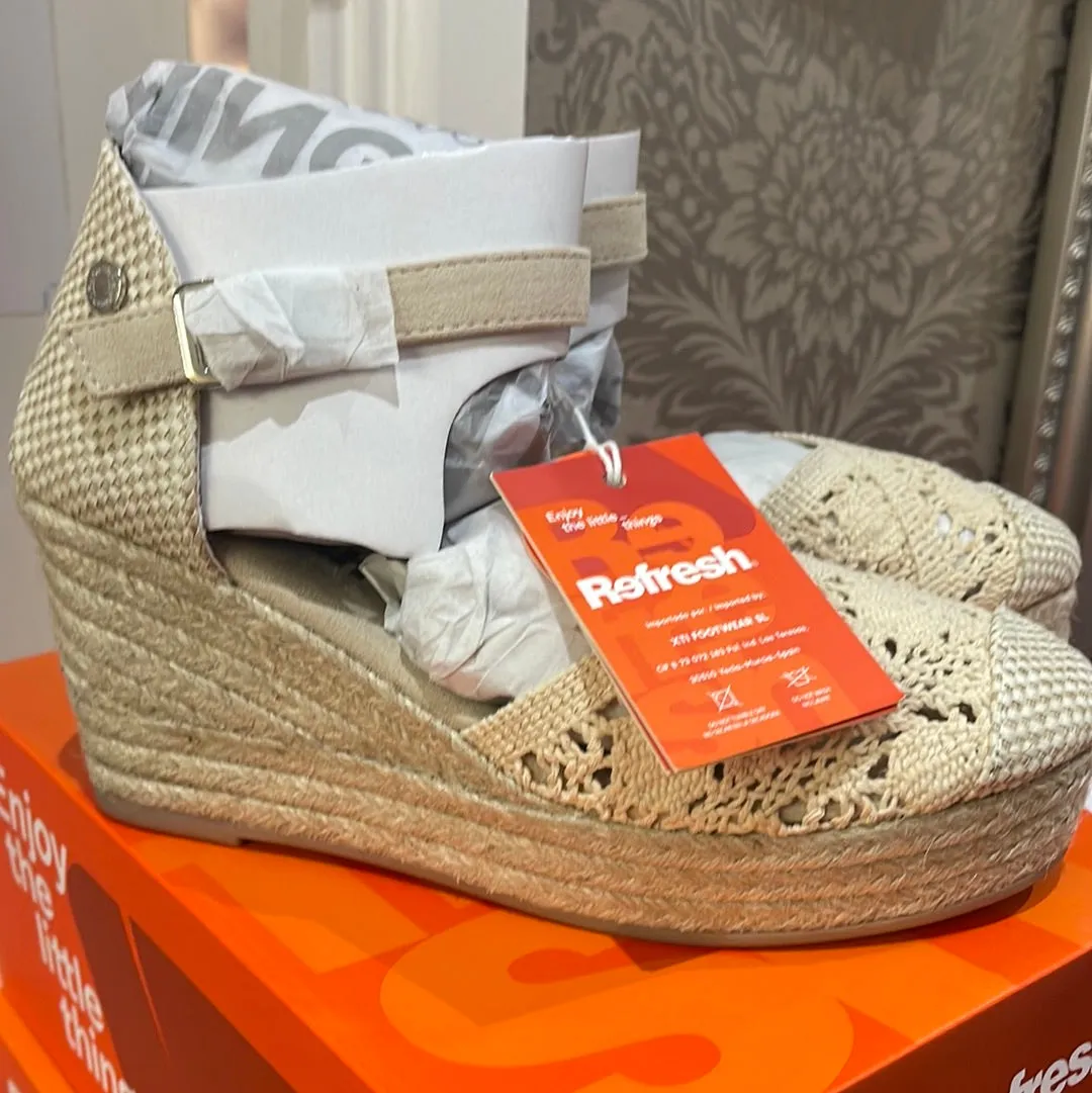 Closed toe wedge sandal in beige lace by Refresh