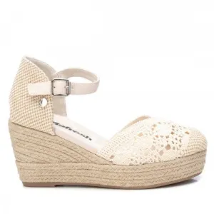 Closed toe wedge sandal in beige lace by Refresh