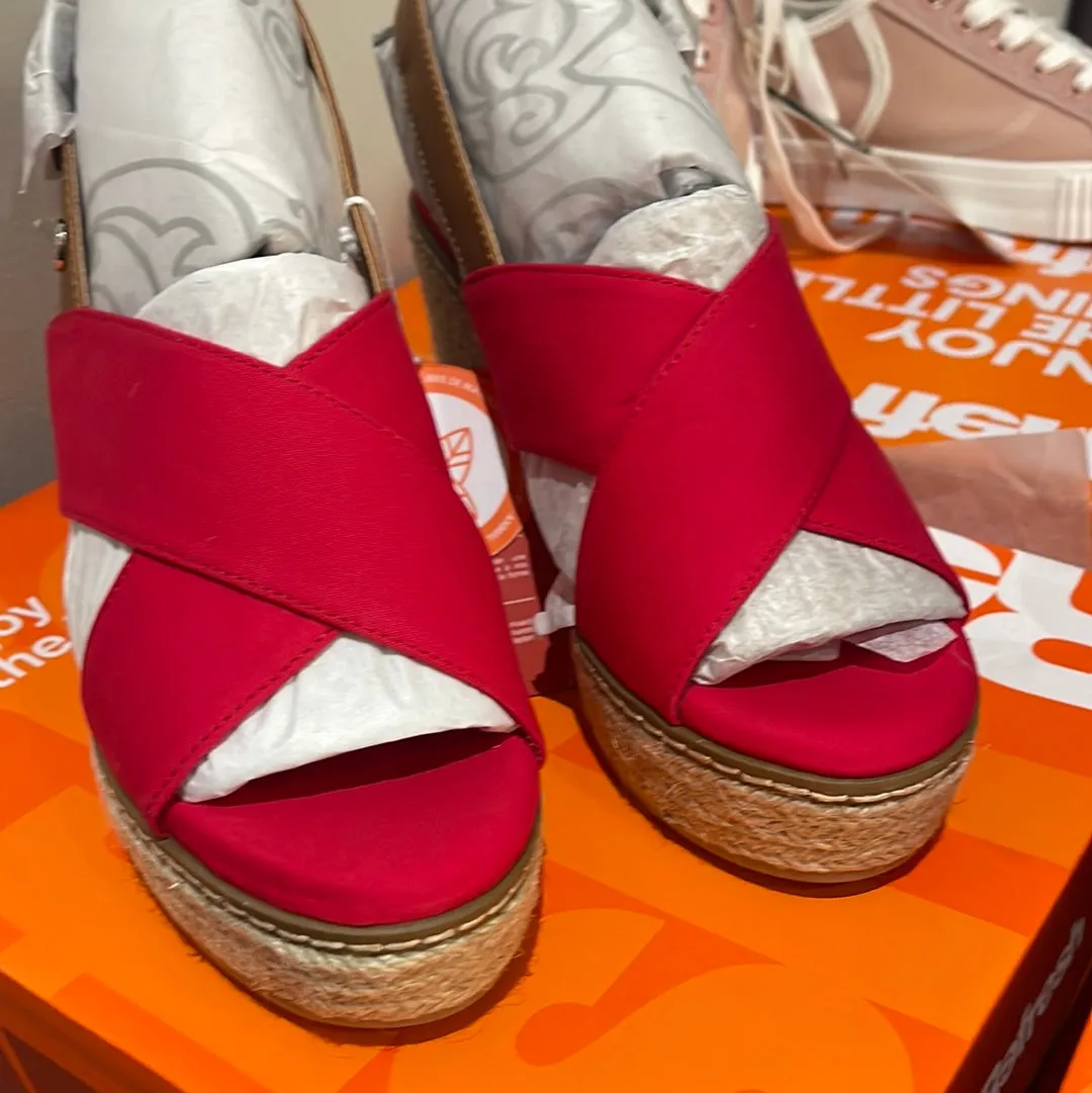 Wedge shoes in Red by Refresh